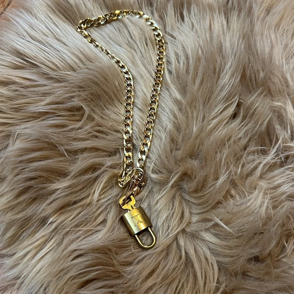 🧡Gold Chain Necklace with LV Lock Pendant 317 - Picture 5 of 14